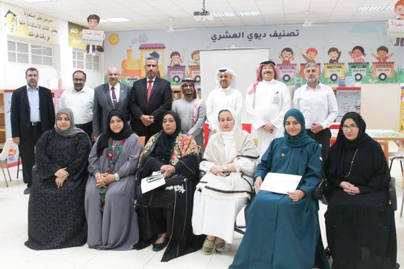 أكاديمي بكلية البحرين للمعلمين يقدم عرضاً حول أفضل الممارسات القيادية