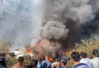 بالفيديو: تحطم طائرة في النيبال على متنها 72 شخصا