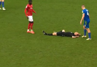 بالفيديو: حادث لا يتكرر كثيرا بملاعب كرة القدم.. بطله الحكم
