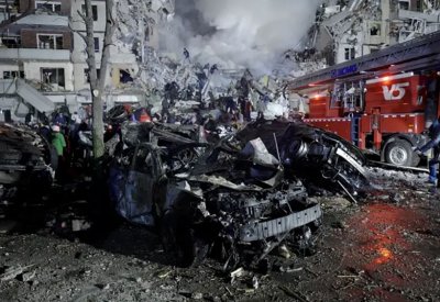 زيلينسكي: مقتل 25 شخصا جراء القصف الروسي في دنيبرو
