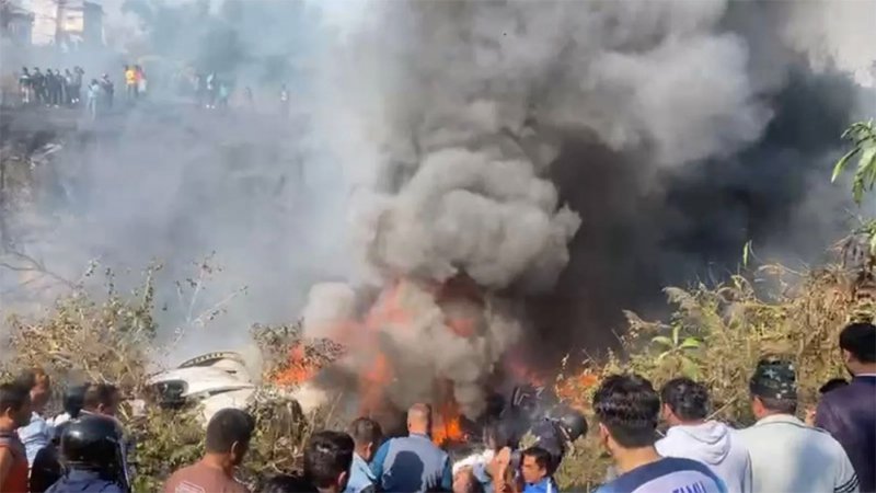 بالفيديو: تحطم طائرة في النيبال على متنها 72 شخصا