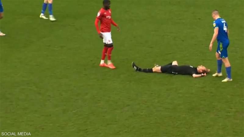 بالفيديو: حادث لا يتكرر كثيرا بملاعب كرة القدم.. بطله الحكم