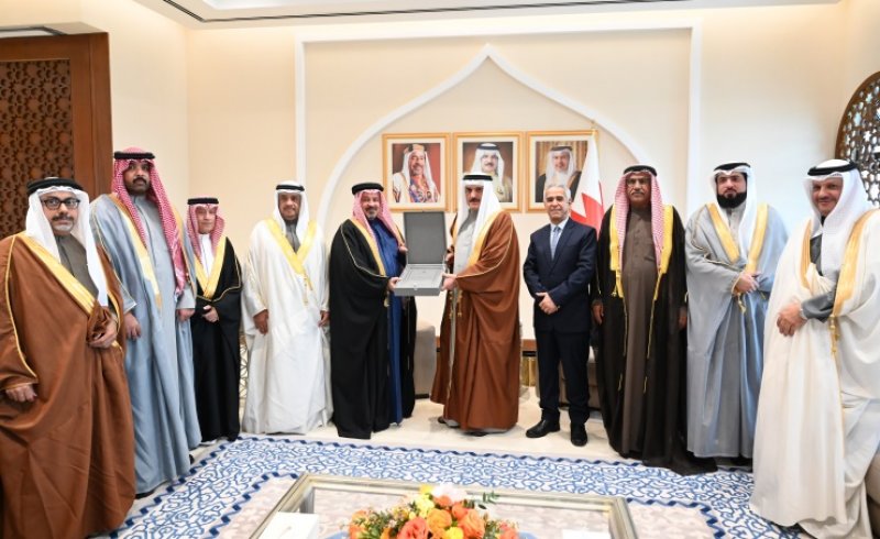 تسليم تقرير ديوان الرقابة للسنة المهنية 2021 / 2022 لمجلسي الشورى والنواب