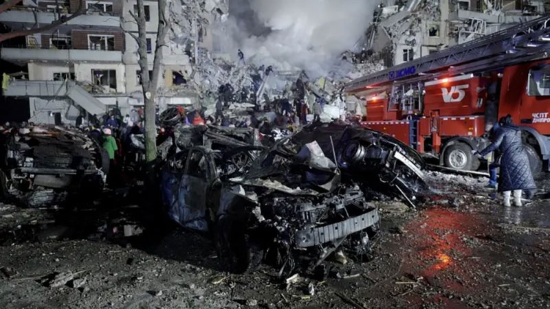زيلينسكي: مقتل 25 شخصا جراء القصف الروسي في دنيبرو