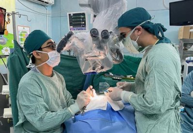 طلاب جامعة البحرين الطبية يتطوعون لدعم جراحات الأطفال في فيتنام
