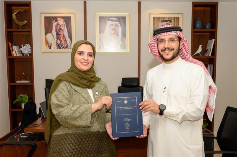 الرئيس التنفيذي لـ “بي نت” يتسلم رسالة ماجستير في الأمن السيبراني