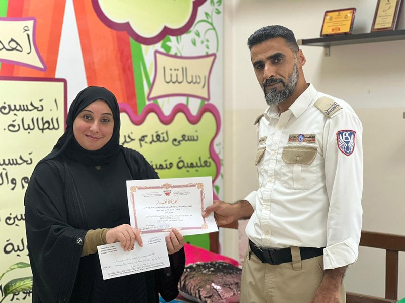 ابتدائية غرناطة تكرم الحارس حسين البري لجهوده
