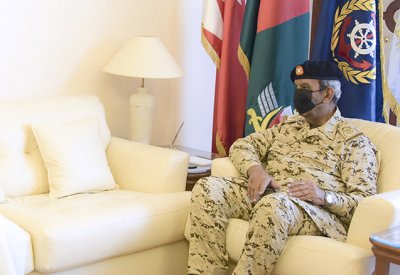 القائد العام لقوة دفاع البحرين يستقبل سفير مملكة البحرين لدى السعودية