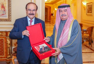 سمو الشيخ علي بن خليفة يستقبل الدكتور عبدالحسين ميرزا