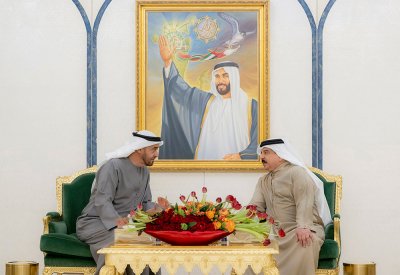 جلالة الملك المعظم يستعرض مع سمو رئيس دولة الإمارات العلاقات الأخوية الوثيقة وآخر التطورات الإقليمية والدولية