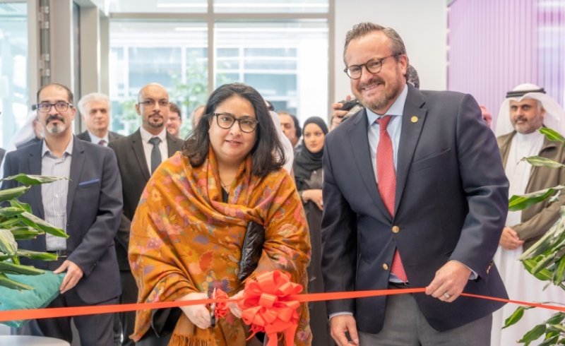 الأمين العام لمجلس التعليم العالي تدشن مختبر D-Lab في الجامعة الأمريكية في البحرين