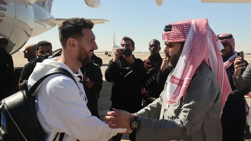 وصول نجوم باريس سان جيرمان استعدادًا لكأس موسم الرياض