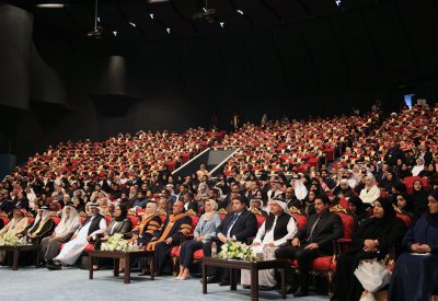 خريجون وأولياء أمورهم يعبرون عن سعادتهم في يوم تخريج أبنائهم