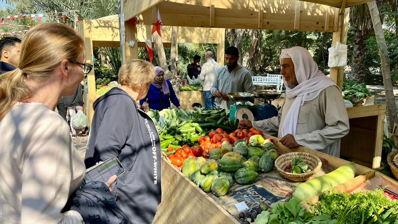زوّار سعوديون: سوق المزارعين البحرينيين تجربة رائدة.. والمنتجات البحرينية مميزة