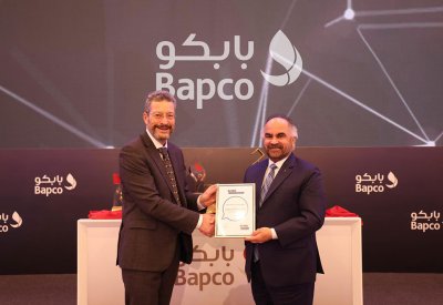 الرئيس التنفيذّي لـ (RoSPA) يزور شركة بابكو ويلتقي الرئيس التنفيذي ويقدم له جائزة روسبا العالمية في مجال السلامة