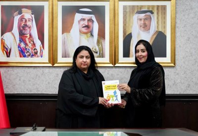 الأمين العام لمجلس التعليم العالي تستلم نسخة من دليل الارشاد المهني نحو ريادة الاعمال
