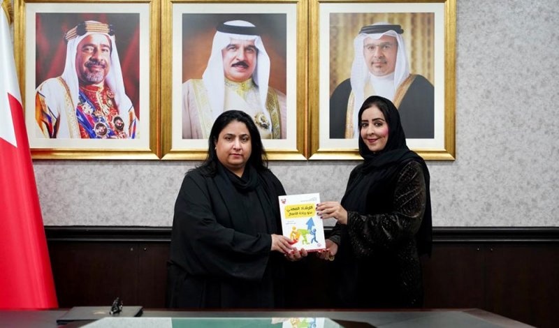 الأمين العام لمجلس التعليم العالي تستلم نسخة من دليل الارشاد المهني نحو ريادة الاعمال