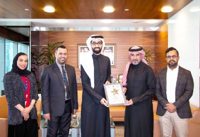 الرئيس التنفيذي لـ “الخليجي التجاري” يستقبل الموظف ساتر