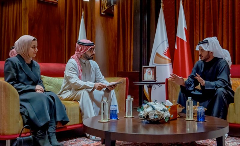 خالد بن حمد يستقبل الأمين العام للمجلس الأعلى للشباب والرياضة ووزيرة شئون الشباب