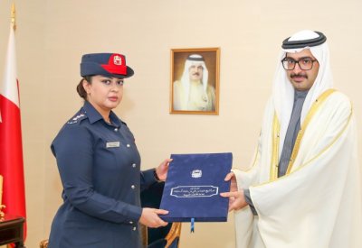 سمو محافظ الجنوبية يتسلم رسالة ماجستير في (الأحكام الجنائية) من النقيب هيا الدوسري