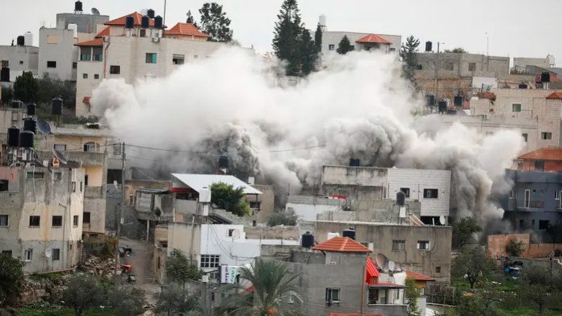 بالفيديو: قوات إسرائيلية تقتحم مخيم جنين.. اشتباكات عنيفة ومقتل فلسطينيين