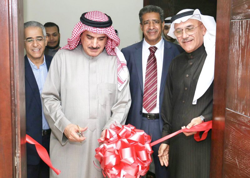 مناقشة تحسين المستوى المعيشي وتطوير منظومة التعليم