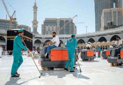 4 آلاف عامل يقومون بغسل المسجد الحرام 10 مرات يوميا