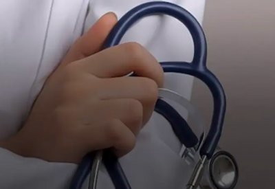 انتحلت صفة طبيبة أعصاب.. وتسببت بوفاة طفل