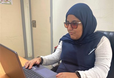 الطالبة فاطمة السيد تؤلف وتسجل بصوتها قصة "بأناملي الستة"