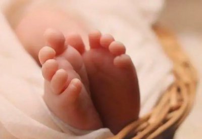 تركتها بنفس الحفّاضة لأسبوع.. قتلت رضيعتها وحاولت إلقاءها بصندوق القمامة!