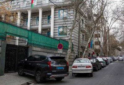 بالفيديو: هجوم مسلح على سفارة آذربيجان بإيران.. باكو تشكك بدوافعه وطهران تعفي مسؤولا