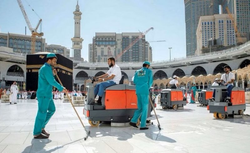 4 آلاف عامل يقومون بغسل المسجد الحرام 10 مرات يوميا