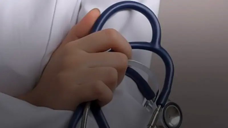 انتحلت صفة طبيبة أعصاب.. وتسببت بوفاة طفل