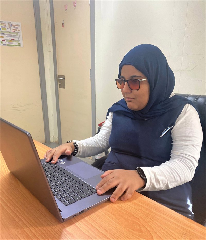 الطالبة فاطمة السيد تؤلف وتسجل بصوتها قصة "بأناملي الستة"