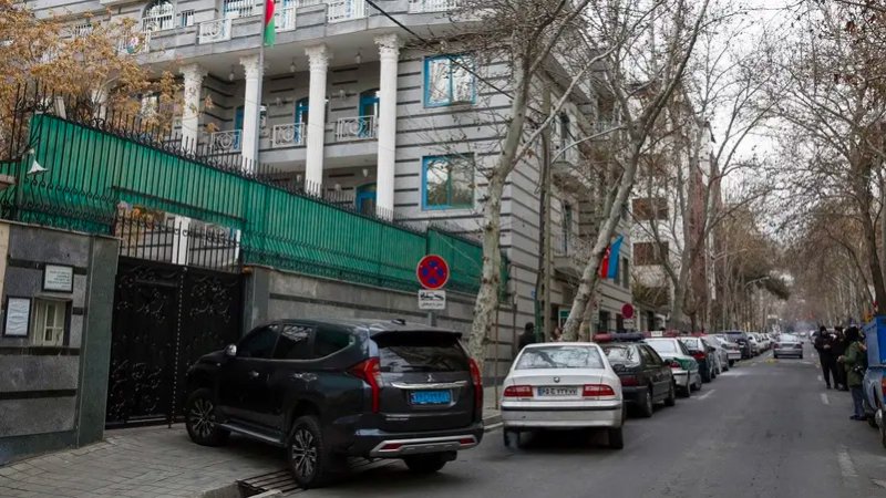 بالفيديو: هجوم مسلح على سفارة آذربيجان بإيران.. باكو تشكك بدوافعه وطهران تعفي مسؤولا