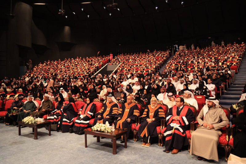 تخريج طلبة الإعلام واللغة العربية وآدابها في جامعة البحرين
