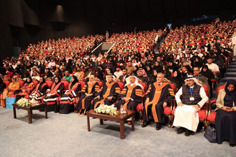 بالصور: جامعة البحرين تحتفل بتخريج طلبة كلية العلوم