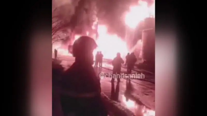 بالفيديو: طائرة اصطدمت بالمصنع وخلقت انفجارات هائلة.. إيران: "هجوم فاشل"