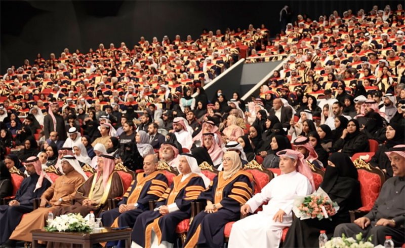جامعة البحرين تخرج ألف طالب في كلية الحقوق في ختام احتفالية الفوج الرابع والعشرين