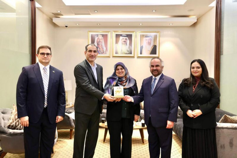 نقابة العاملين في شركة "بابكو" تكرّم السيدة عفاف زين العابدين نائب الرئيس التنفيذّي بالوكالة