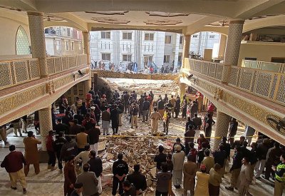 عشرات القتلى والجرحى في انفجار بمسجد غربي باكستان