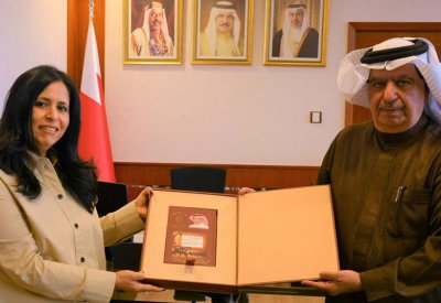 مدير عام تنمية الموارد البشرية والأداء بجهاز الخدمة المدنية تتسلم كتاب (جمال الكلمة جمال) 