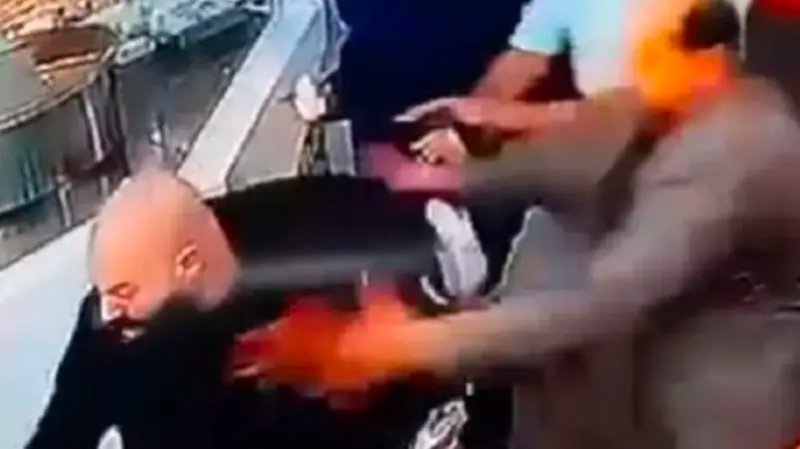 بالفيديو: خلاف ينتهي بإطلاق رصاص في لبنان والمتورط عسكري