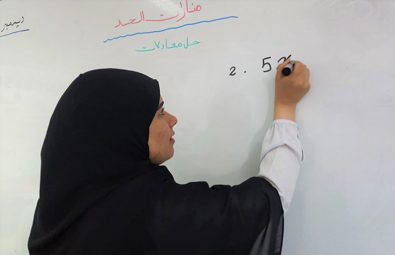65 طالبة متفوقة بثانوية الحد يقدمن الدعم لزميلاتهن بالمواد الأساسية