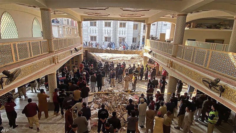 عشرات القتلى والجرحى في انفجار بمسجد غربي باكستان