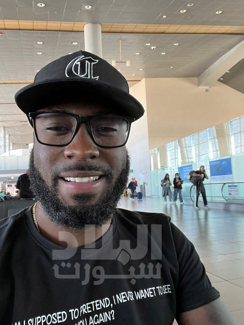 الكولومبي فيكتور مانويل في المطار استعدادًا لتمثيل للمحرق
