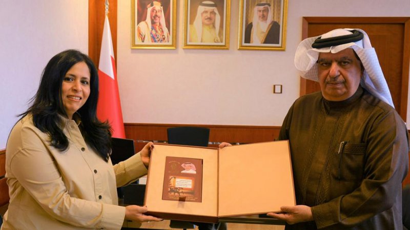 مدير عام تنمية الموارد البشرية والأداء بجهاز الخدمة المدنية تتسلم كتاب (جمال الكلمة جمال) 
