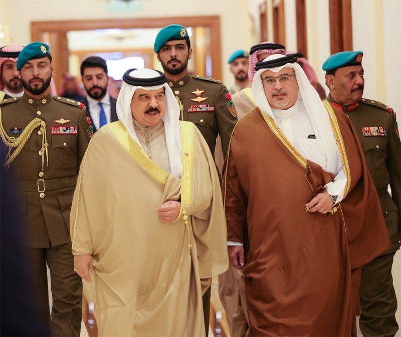 جلالة الملك المعظم يؤكد أهمية العمل على حل كافة القضايا والمسائل العالقة مع دولة قطر الشقيقة