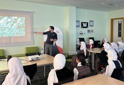 230 طالبة يشاركن في برنامج الاستكشاف للعلوم واللغة الإنجليزية