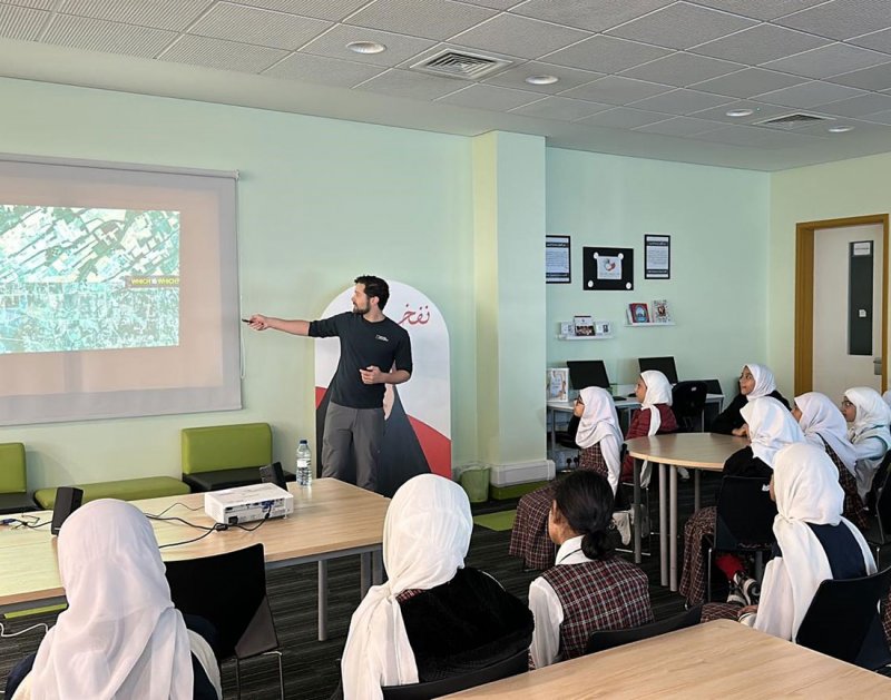 230 طالبة يشاركن في برنامج الاستكشاف للعلوم واللغة الإنجليزية